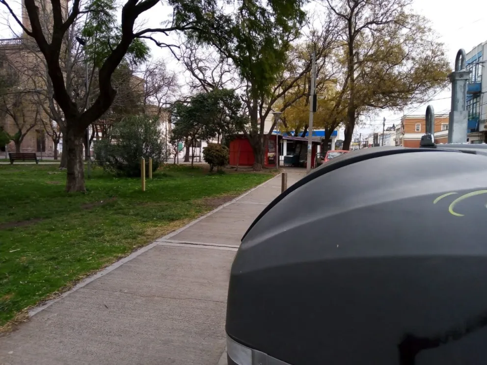 Un sujeto anduvo pateando vidrieras, robando y peleando a policías: quedó detenido