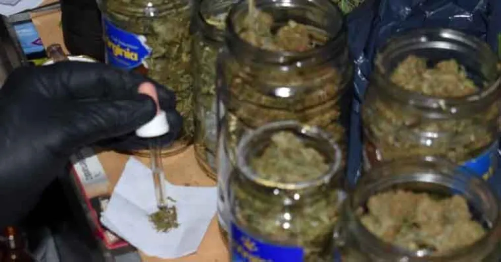 Llevaba dos frascos con marihuana en el colectivo y se los confiscaron en Viedma