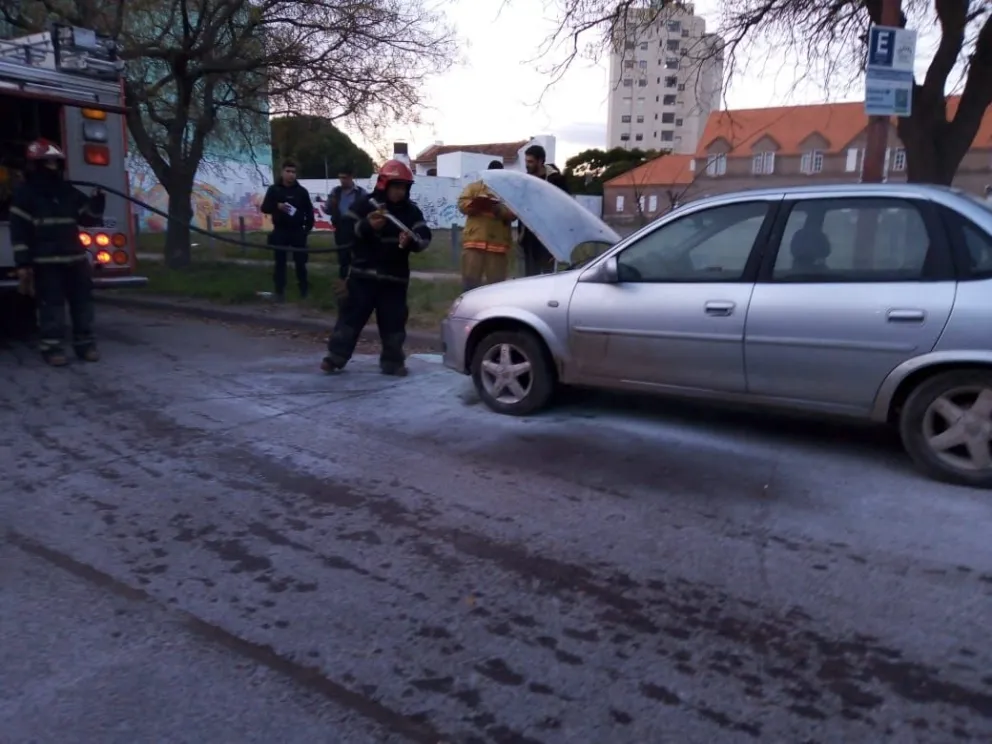Bomberos evitaron que un Corsa se prenda fuego