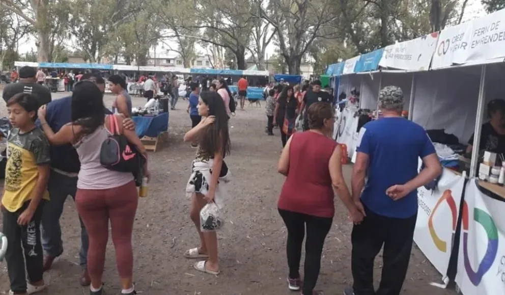 Feriantes contra la Cámara de Comercio de Patagones: “Los invitamos a que vengan un domingo con lluvia”