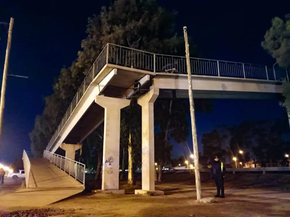 Puente peatonal a oscuras: un guiño para los riesgos