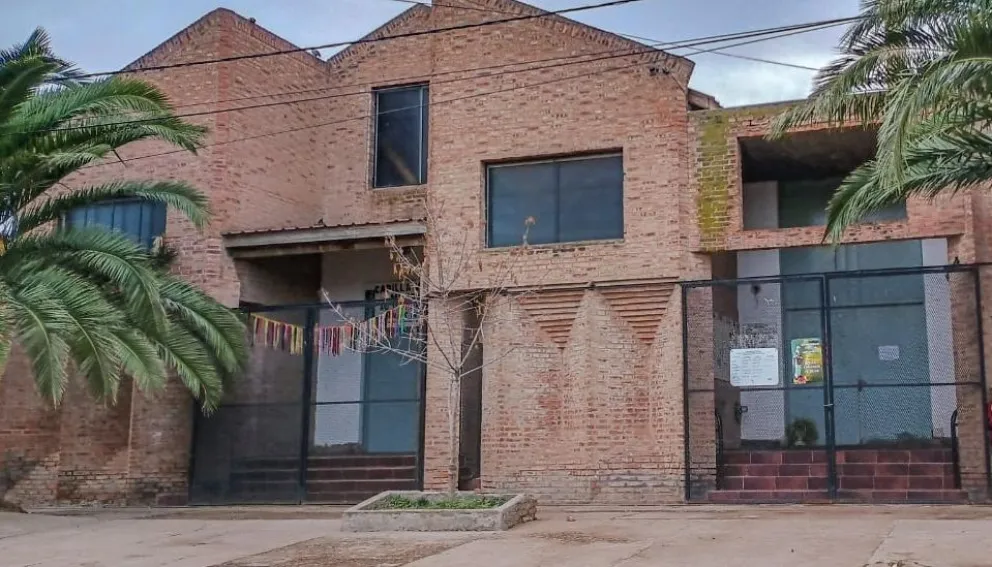 La sede de la capilla está ubicada sobre Belgrano, en la esquina Italia. 