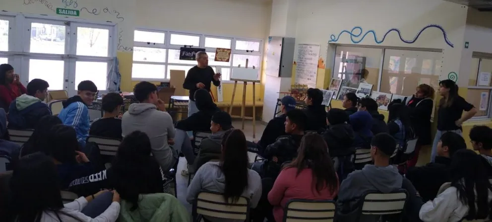 Víctor Davis llevó el filete porteño a la escuela secundaria del barrio Lavalle 