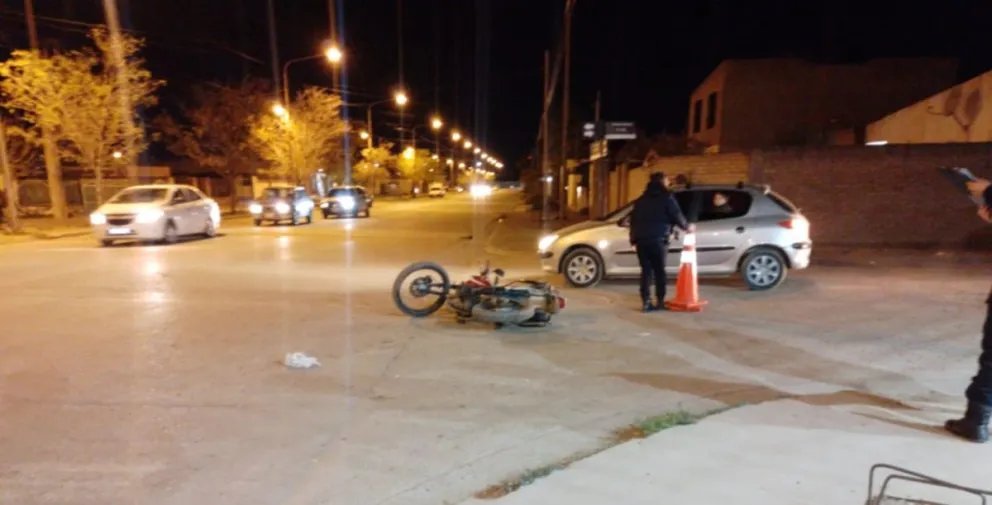 Un motociclista terminó en el suelo al chocar contra una camioneta 