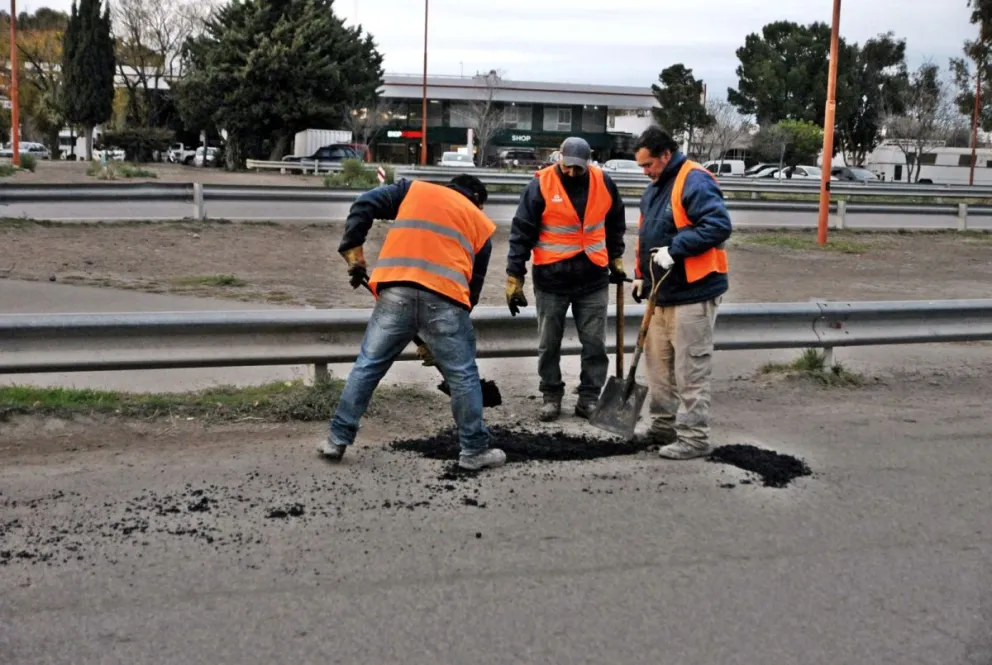 Anuncian la continuidad de tareas de mantenimiento vial en distintas calles