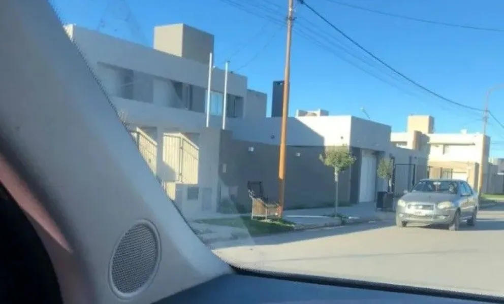 Escrachan a tres individuos luego de que una casa apareció desvalijada