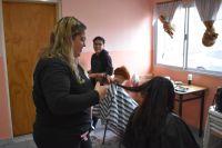 Jóvenes del comedor "El Lorito" reciben cortes de pelo gratis, gracias a peluquerías y barberías locales