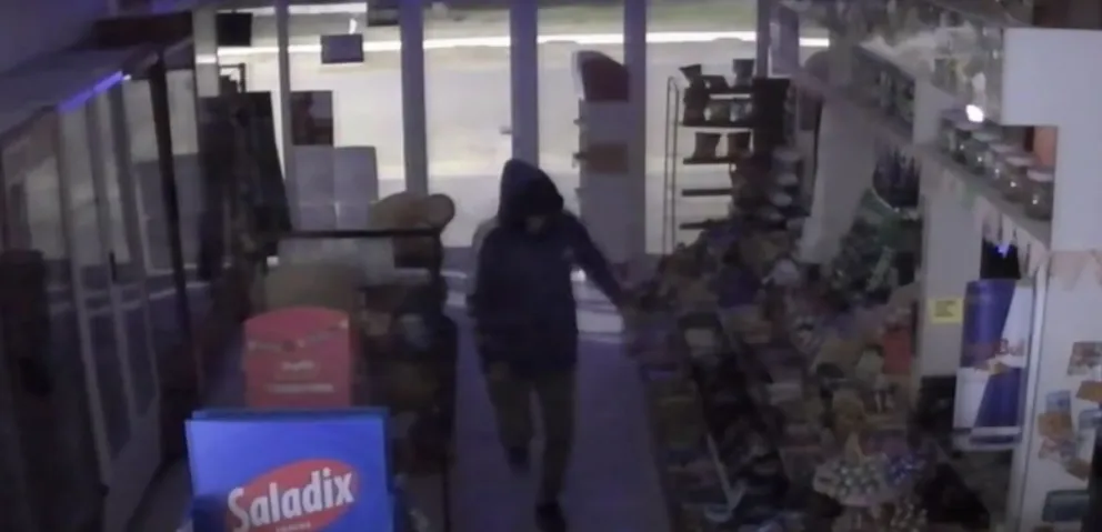 Con patadas y con piedras, un delincuente tomó de punto a kioscos de Las Grutas