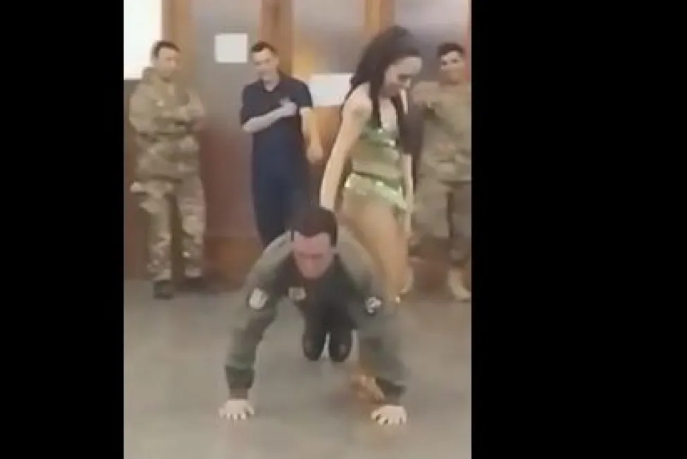 Festejo del Día del Padre anticipado con mujeres vestidas de carnaval en en la Fuerza Aérea de Mendoza 