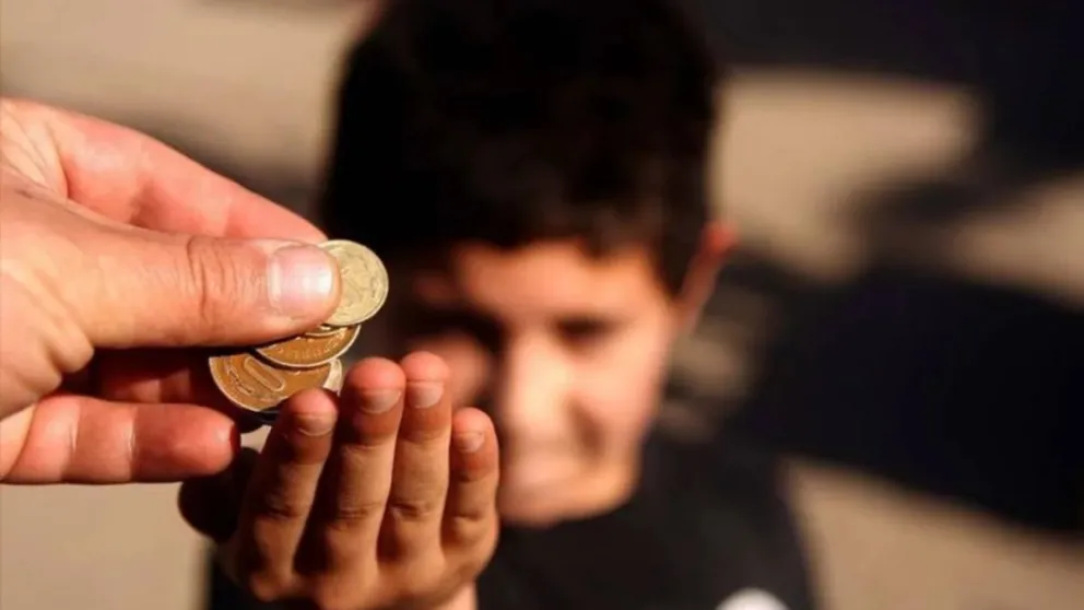 Cada vez hay más chicos pidiendo una moneda afuera de los negocios de Viedma