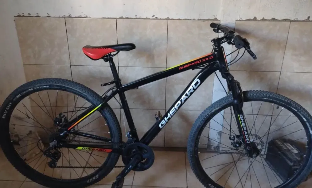 Robaron una bicicleta en Viedma, y piden colaboración: “La tenía con candado, y se la llevaron igual”