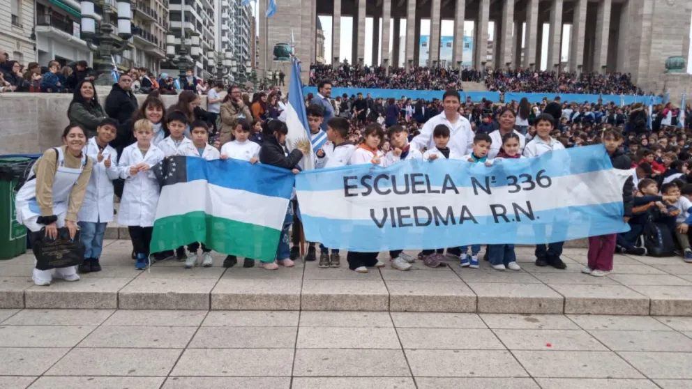 Al pie del Monumento a la Bandera, los alumnos de cuarto grado juraron lealtad