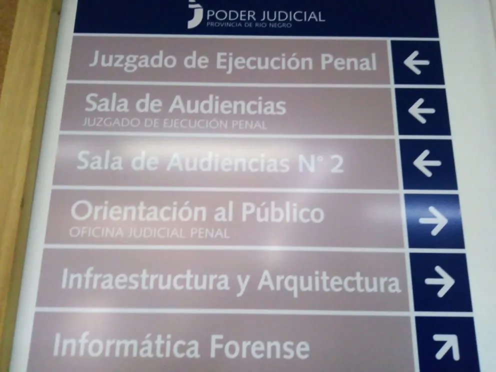 Tiene prohibición de acercamiento a la vivienda de las víctimas.