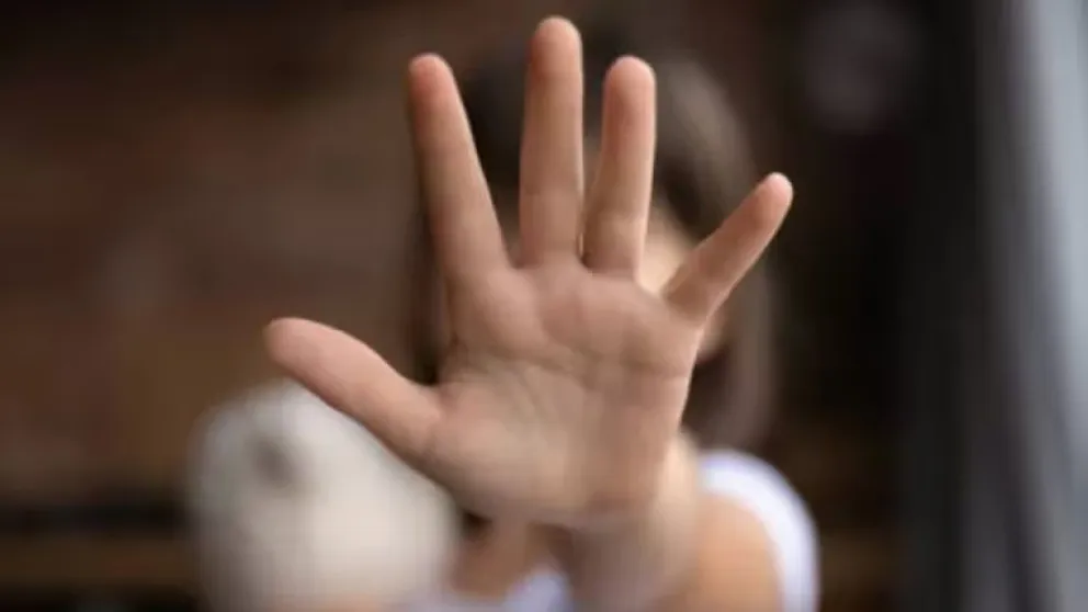 Una niña pudo contar en su escuela que el abuelo abusó de ella: piden 8 años de prisión para el depravado