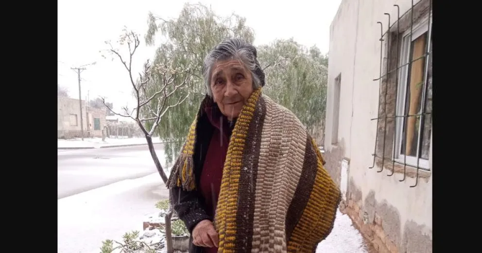 La mejor foto que verás hoy: comienza la Fiesta de la Matra, es su cumpleaños y nevó