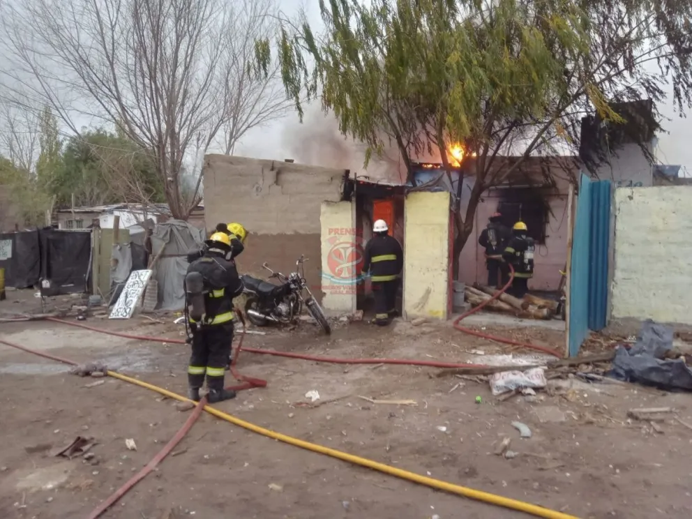 Tragedia en Roca: Tres niños perdieron la vida tras el incendio de una vivienda 