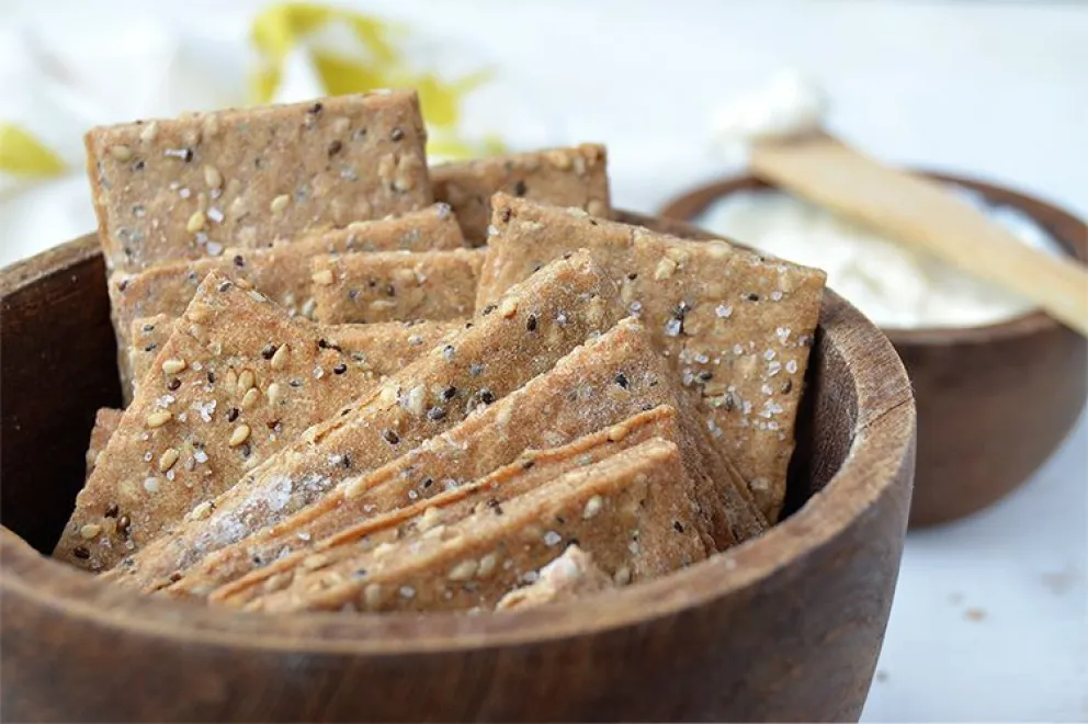 Mirá cómo hacer crackers de semillas caseras