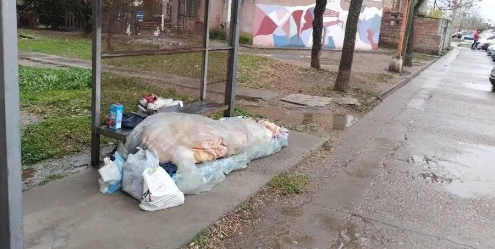 Un indigente amaneció en una garita de colectivos a pesar de la lluvia