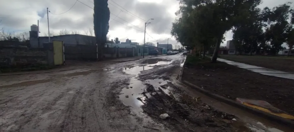 La sucesión de lluvias no permitió ni sacar las maquinarias viales: "Haríamos más desastre"