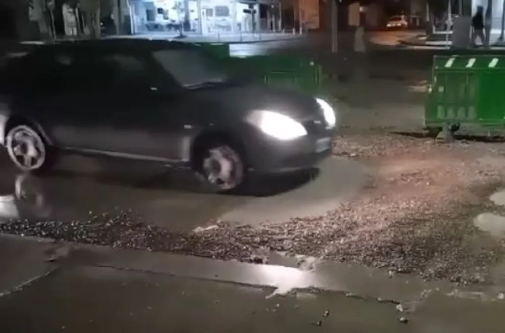 Las lluvias abrieron un cráter cerca de la Feria Municipal: el video