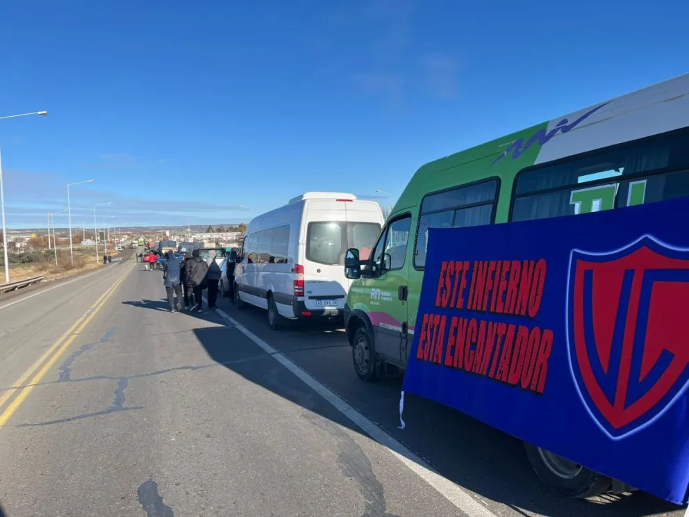 Dos equipos de handball de Viedma están varados en la ruta