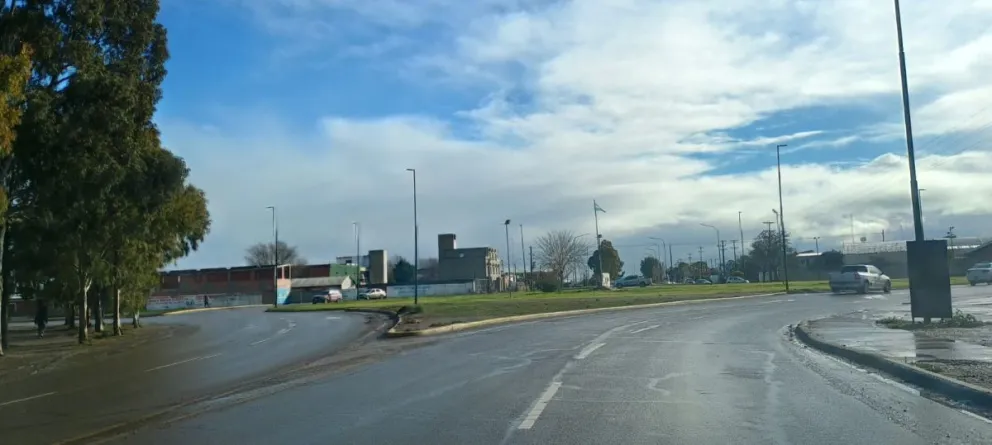 Un anciano chocó a un ciclista en la rotonda Malvinas