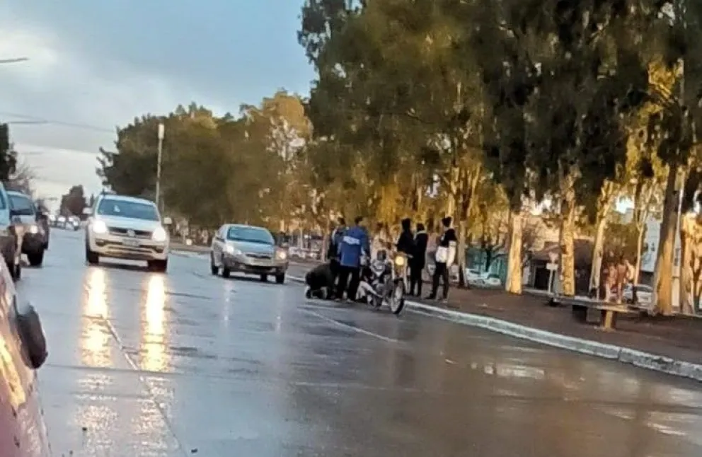 Lluvia y asfalto mojado provocaron un accidente de tránsito