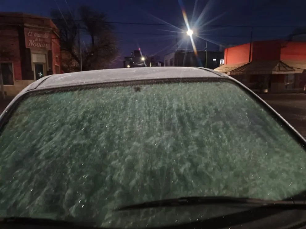 Los parabrisas de los autos quedaron congelados: una muestra de las heladas