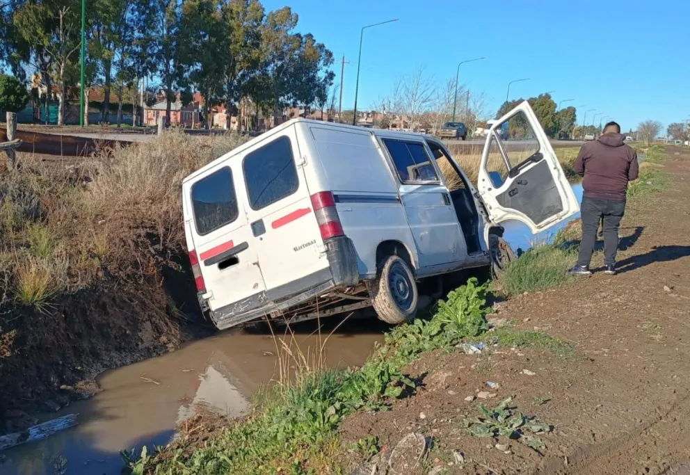 Una combi terminó en un zanjón y el conductor se salvó de milagro