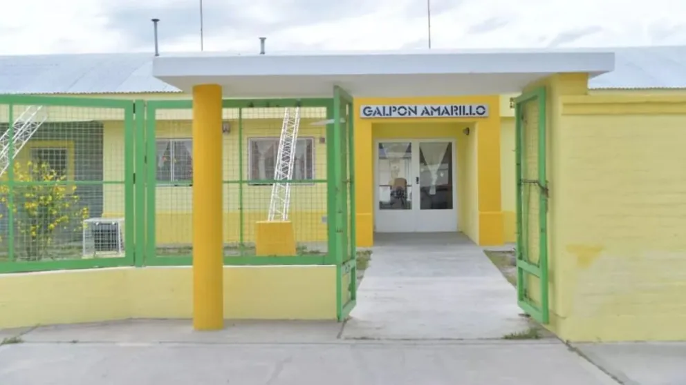 Son varios en toda la provincia los dispositivos como el Galpón Amarillo de Viedma.