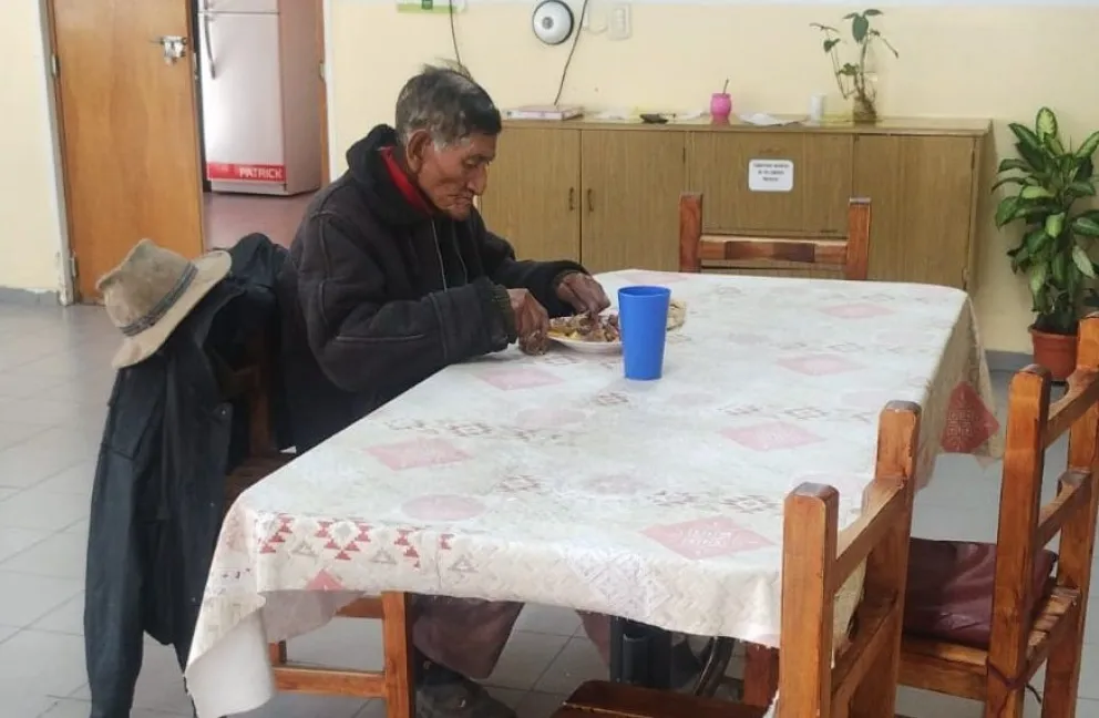 Celestino, el abuelo que tocó los corazones de los viedmenses, fue trasladado a un geriátrico