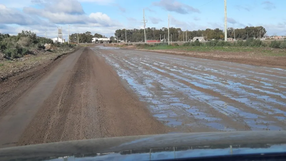 Vecinos reclaman por el estado del ingreso a la Ruta 3: "Parece de carreras de Safari"