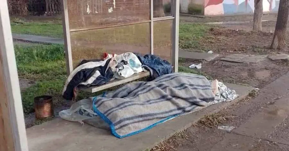 Rompió el silencio el indigente que duerme en la garita: “Me quisieron llevar a un lugar pero no quise ir”