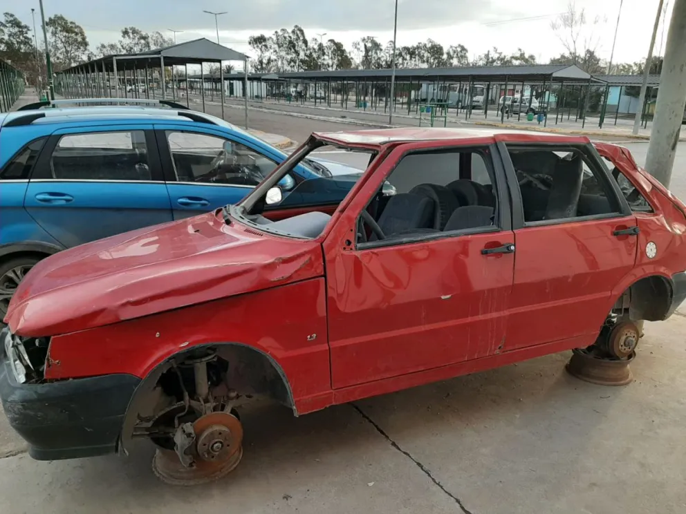 Un vehículo chatarra llama la atención enfrente del predio de la Feria Municipal