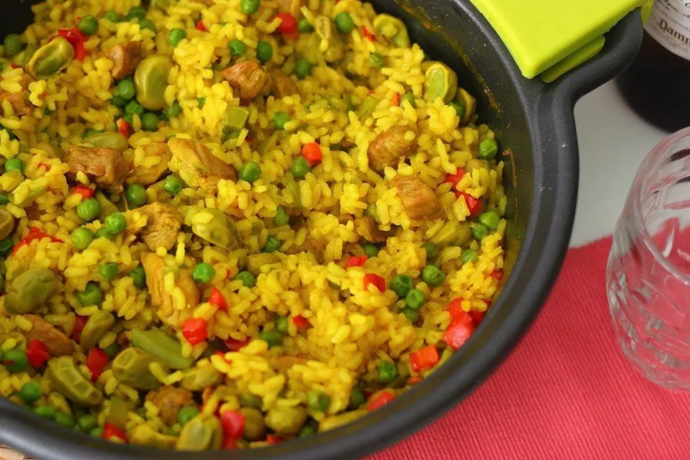 ¡Aprende a hacerlo!: Arroz amarillo con azafrán y pollo en simples pasos