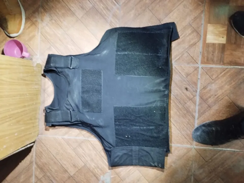 Efectivos de la Policía incautaron chaleco antibalas en allanamiento