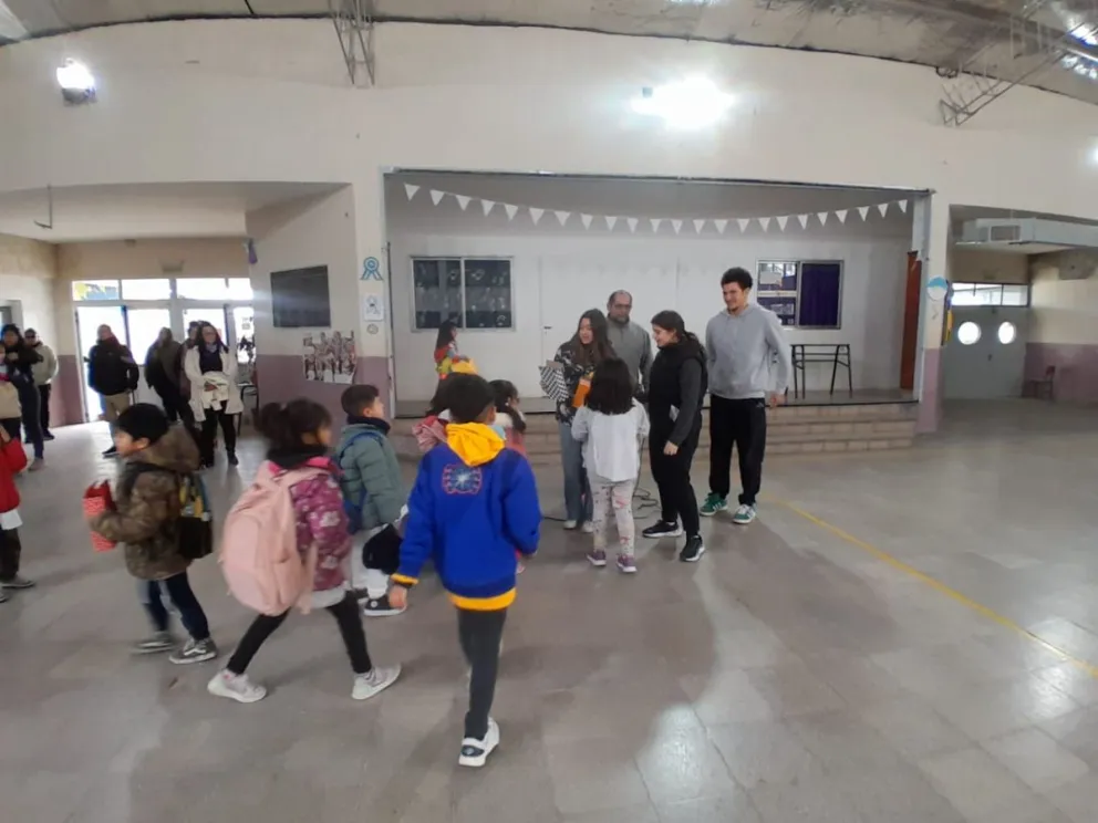 Estudiantes de la ESRN 8 entregaron material didáctico hecho por ellos mismos
