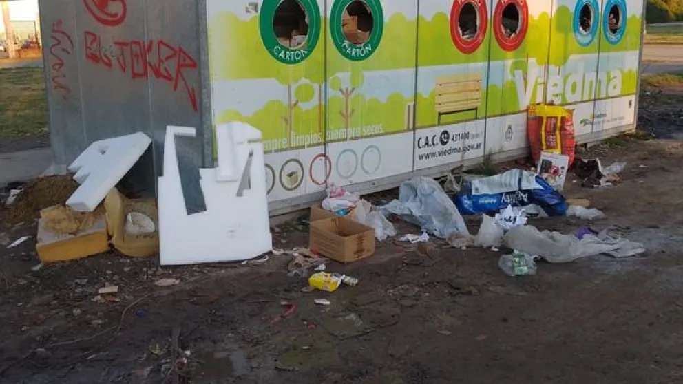 Contenedores rebalsados generaron debate en Viedma: “La culpa no la tiene el municipio, la culpa la tiene usted”