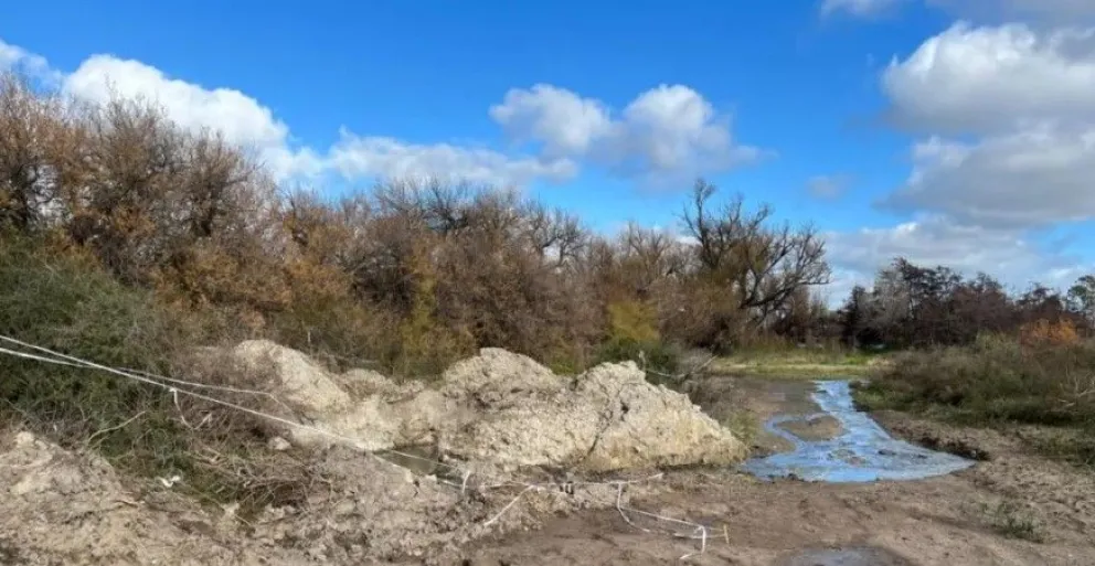 Parche al escurrimiento cloacal hacia el río Negro 