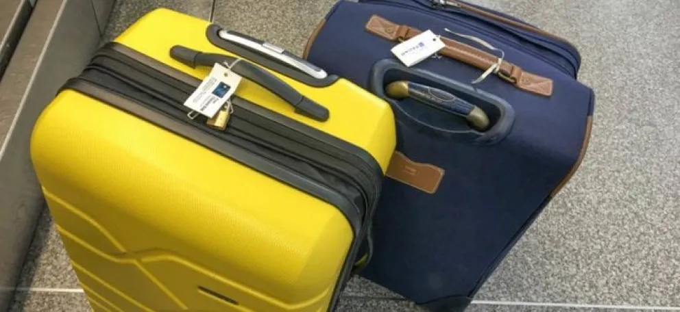 Indemnizan con dólar MEP a una familia de Viedma que volvió de Nueva York y le faltaron elementos de las valijas