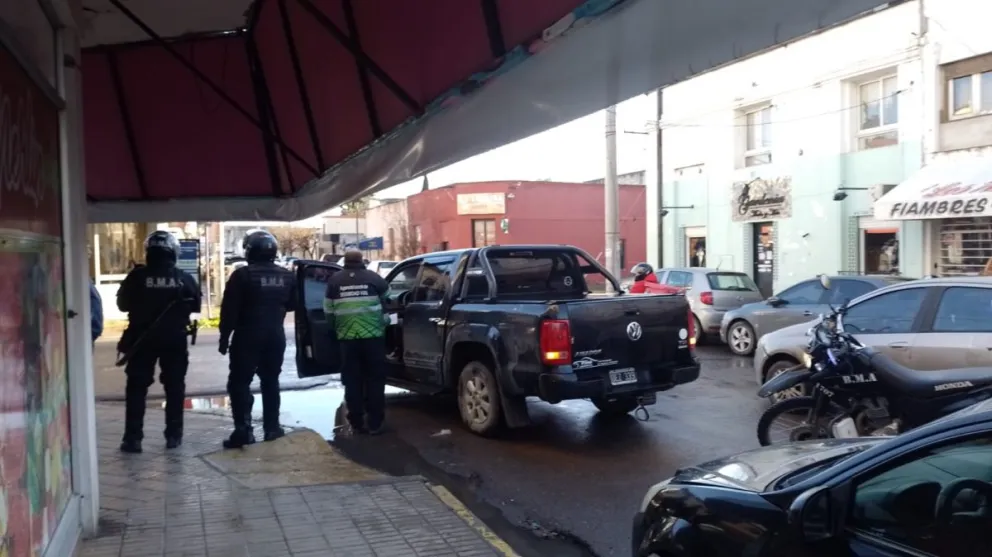  Revuelo en el centro de Viedma por una camioneta mal estacionada, con faltante de documentación