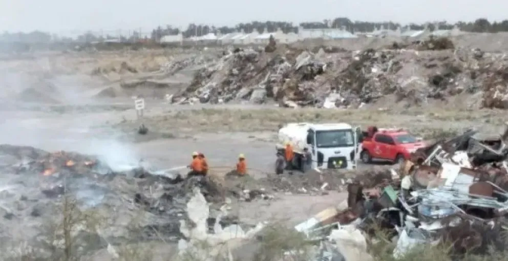 Denuncian acumulación de basura domiciliaria en "la escombrera"
