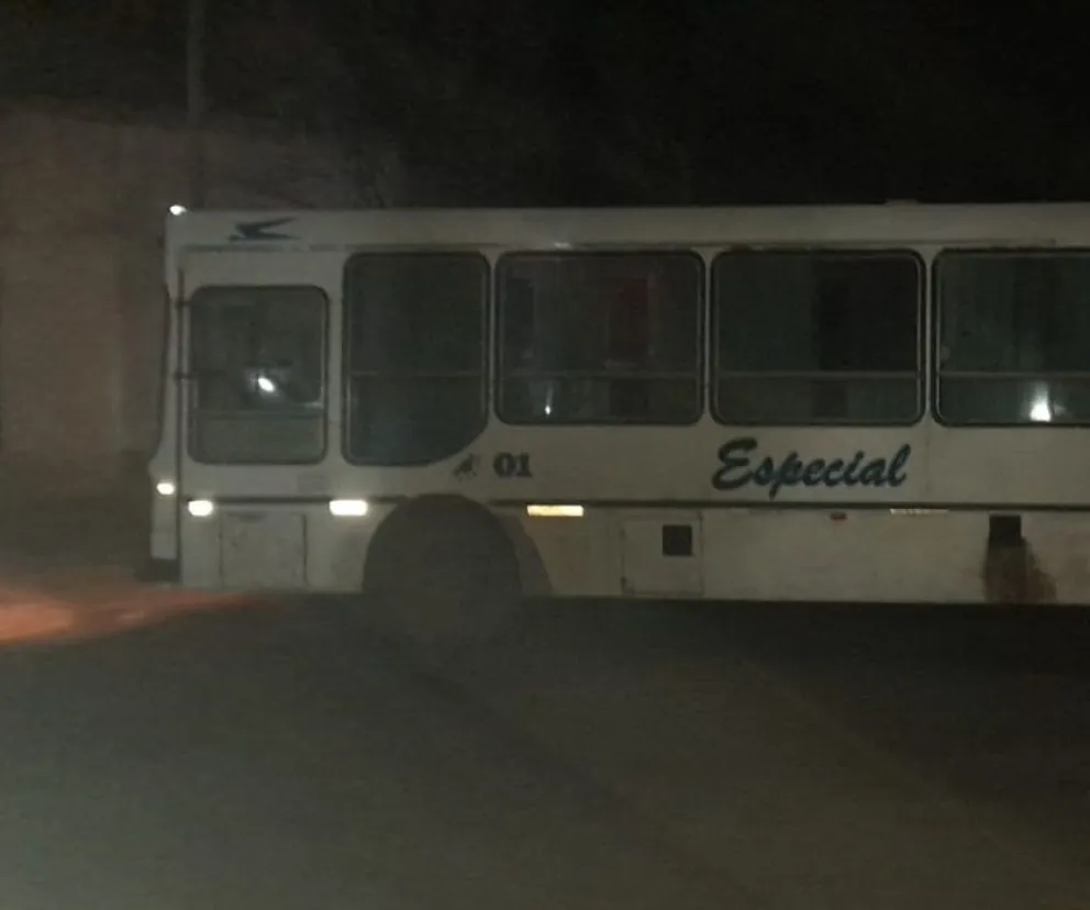 Secuestran otro colectivo trucho con una mujer al volante