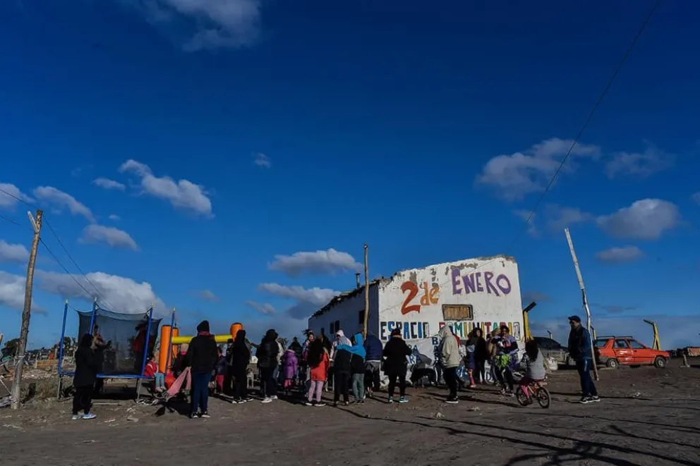 El Bachillerato Popular 2 de Enero organiza una peña solidaria con artistas locales