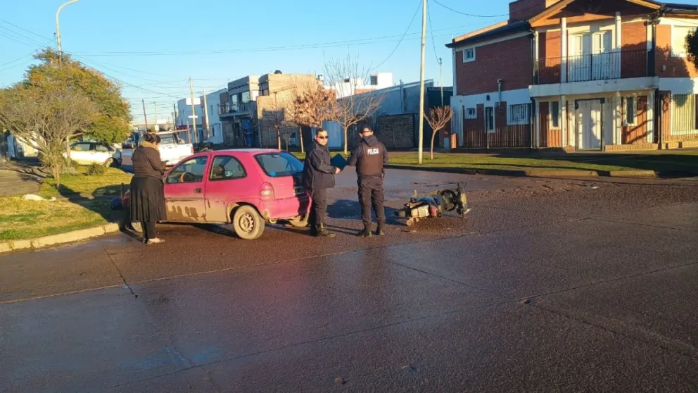 Tremendo choque en el boulevard Contín: una motociclista terminó hospitalizada por un golpe en la cadera