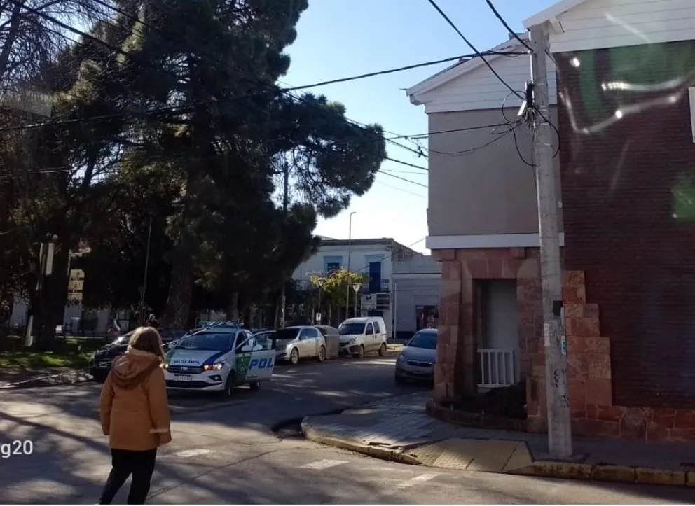 Un camión tiró un cable de internet y provocó un caos vehicular en el centro 