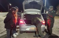 Dos paraguayos detenidos por esconder droga en un insólito lugar del auto