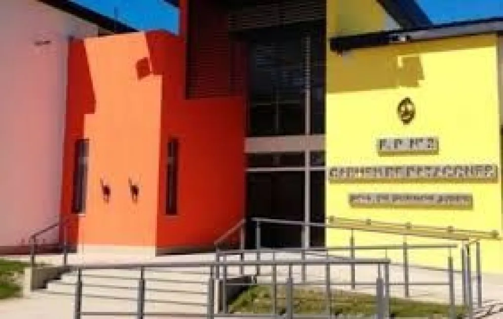 Escándalo: dos padres se trenzaron a golpes de puño frente a la escuela 2 