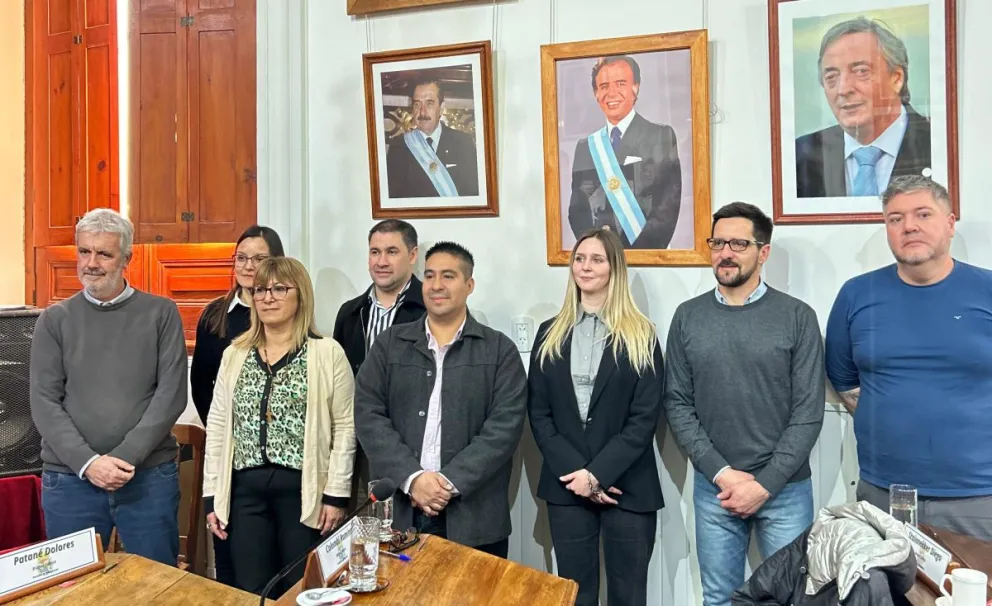 Entre sonrisas y malhumores colgaron un cuadro de Menem