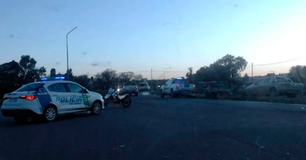 Una mala maniobra terminó con una moto derribada